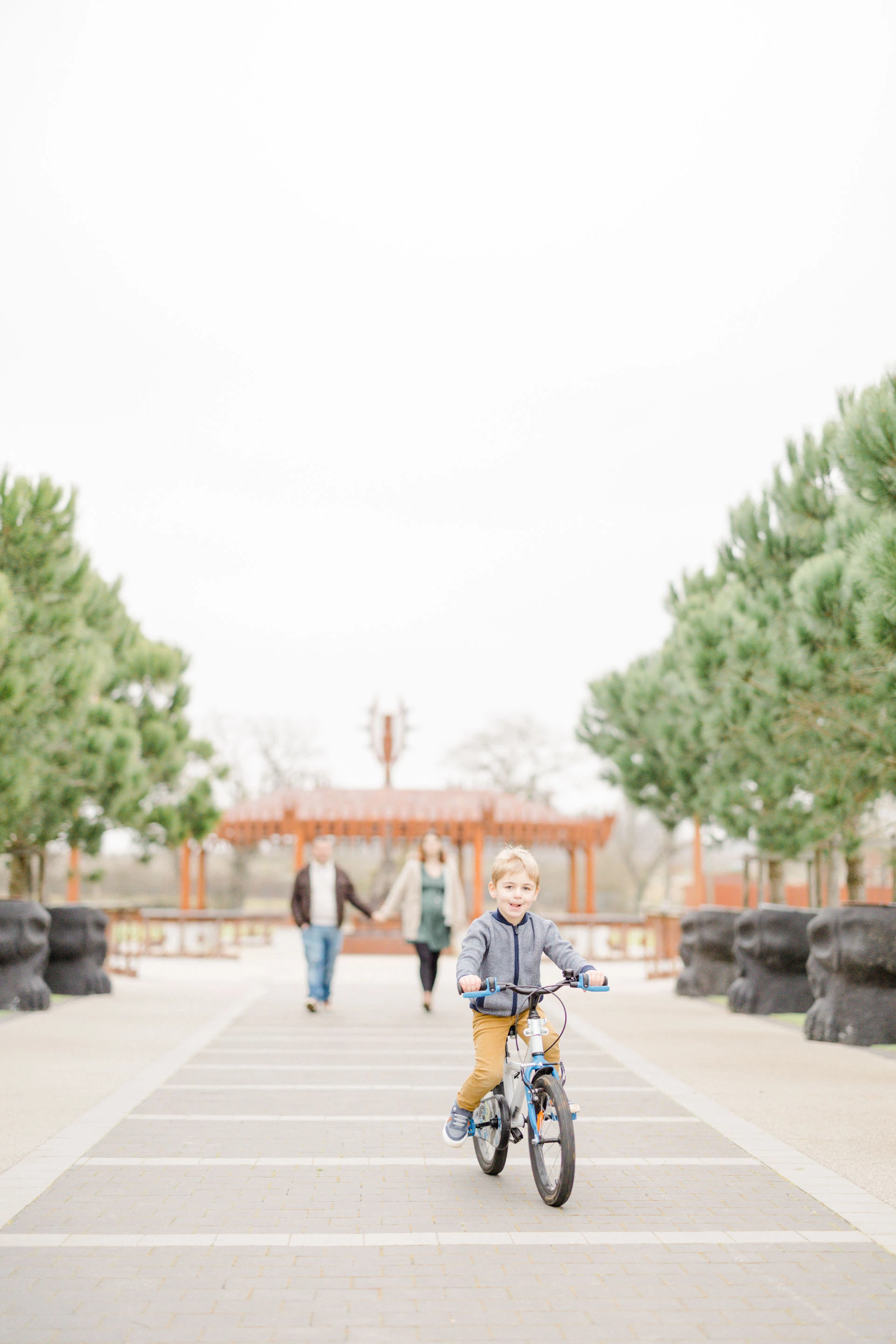 vélo enfant gris extérieur